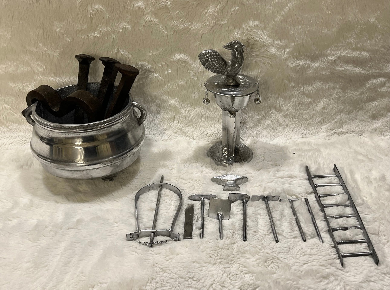 Set de Herramientas de Guerreros Cromadas para Ifa/Ocha con Caldero Cromado /et of Chromed Warriors tools for Ifa/Osha with Chromed Pot