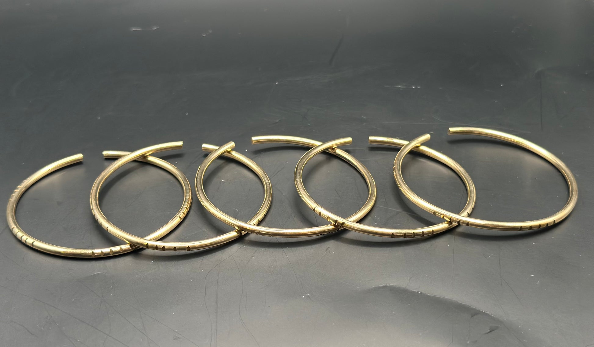 Set de Manillas de Oshun en latón puro 8gauge - Gruesor tradicional/ Set of Oshun Bangles in Pure Brass 8 gauge - Traditional thickness