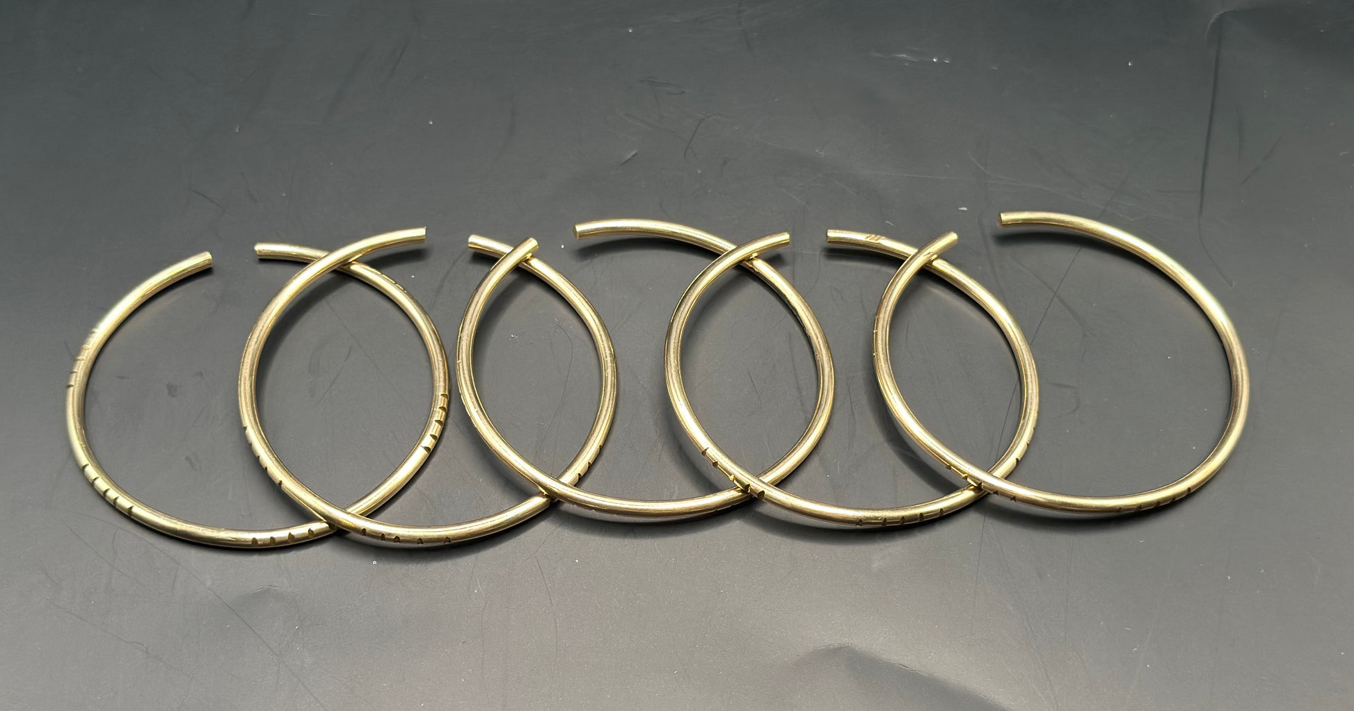Set de Manillas de Oshun en latón puro 8gauge - Gruesor tradicional/ Set of Oshun Bangles in Pure Brass 8 gauge - Traditional thickness