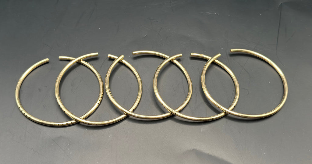 Set de Manillas de Oshun en latón puro 8gauge - Gruesor tradicional/ Set of Oshun Bangles in Pure Brass 8 gauge - Traditional thickness