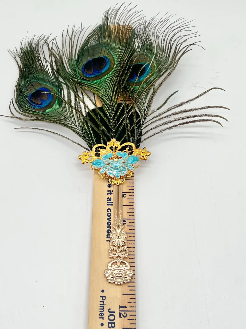 11 inch Elegant Oshun Peacock Feather Fan / Abanico elegante de 11 pulgadas con plumas de pavo real de Oshun.
