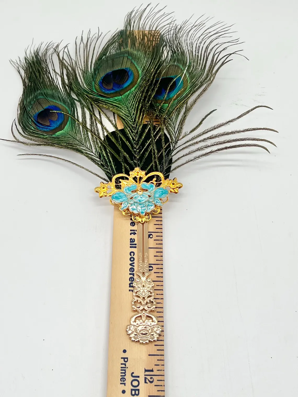 11 inch Elegant Oshun Peacock Feather Fan / Abanico elegante de 11 pulgadas con plumas de pavo real de Oshun.