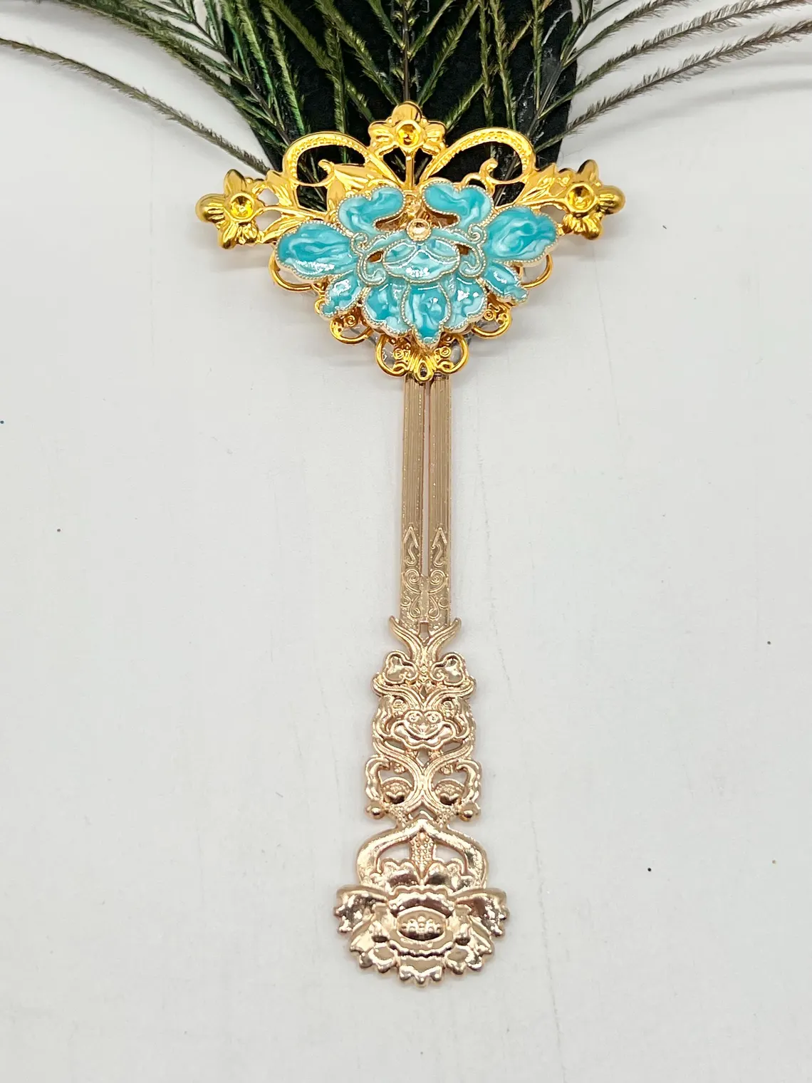 11 inch Elegant Oshun Peacock Feather Fan / Abanico elegante de 11 pulgadas con plumas de pavo real de Oshun.