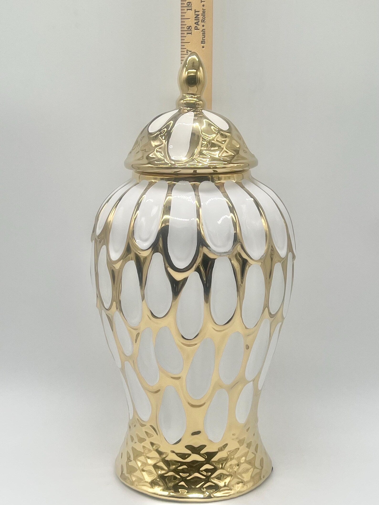 White & Gold Oval Ginger Jar for Oshun / Tinaja blanca y dorada con diseño ovalado para Oshun