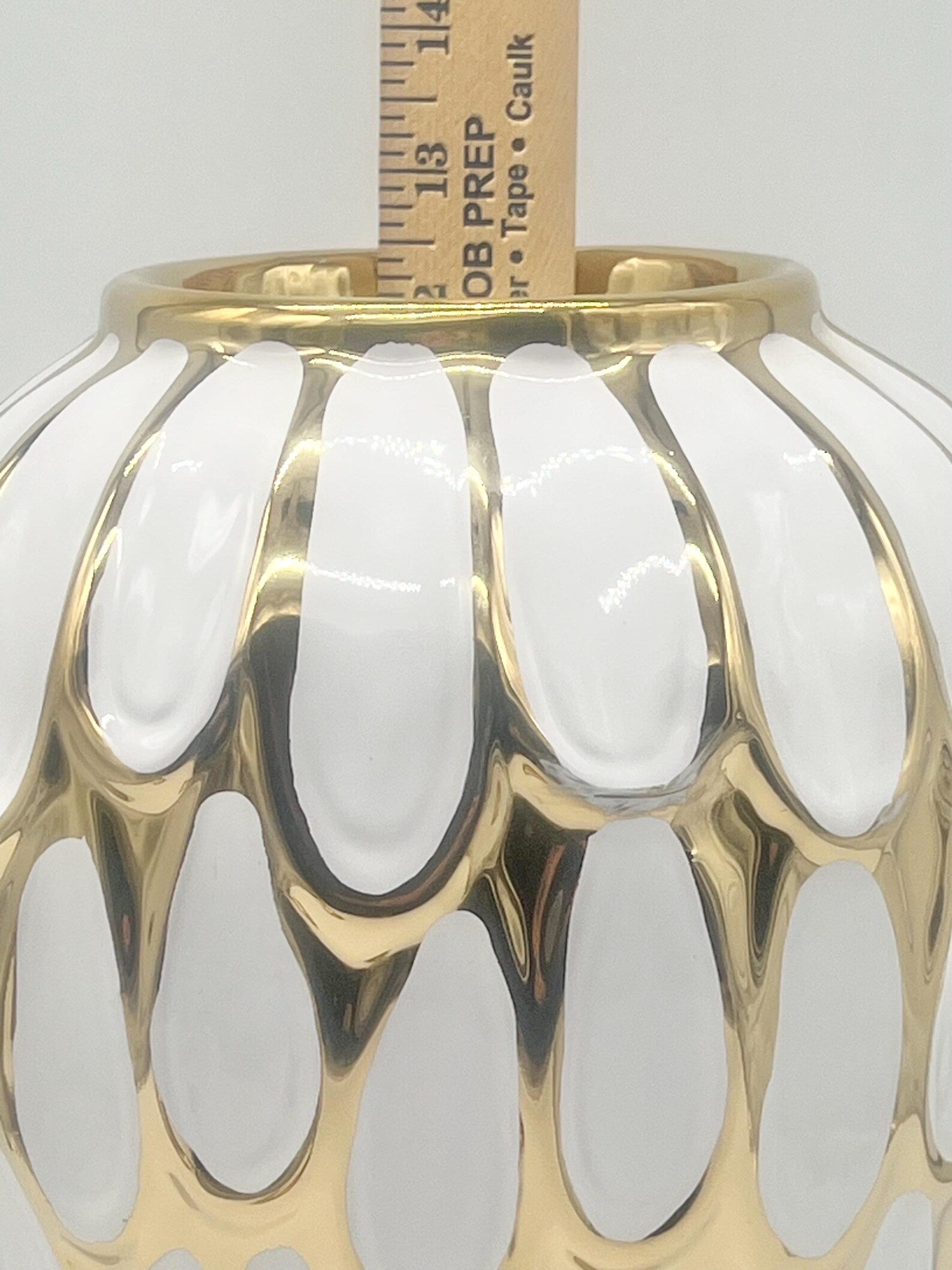 White & Gold Oval Ginger Jar for Oshun / Tinaja blanca y dorada con diseño ovalado para Oshun