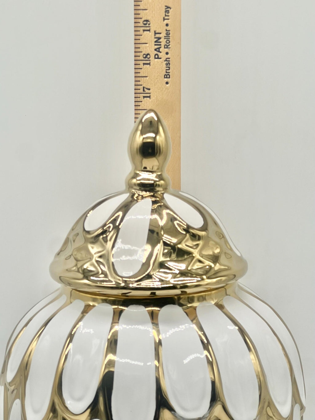 White & Gold Oval Ginger Jar for Oshun / Tinaja blanca y dorada con diseño ovalado para Oshun