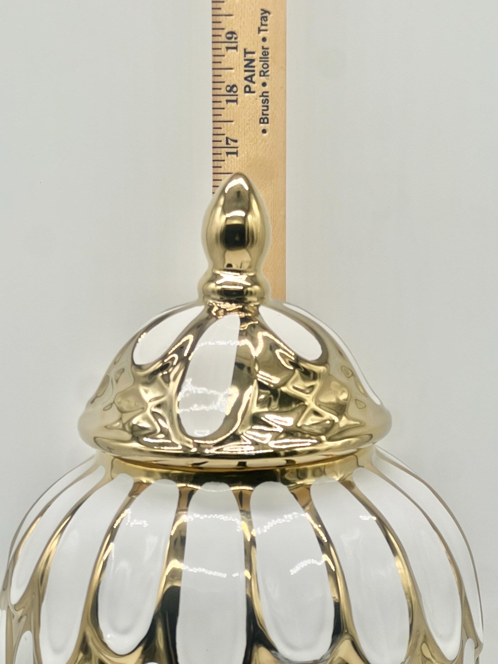 White & Gold Oval Ginger Jar for Oshun / Tinaja blanca y dorada con diseño ovalado para Oshun