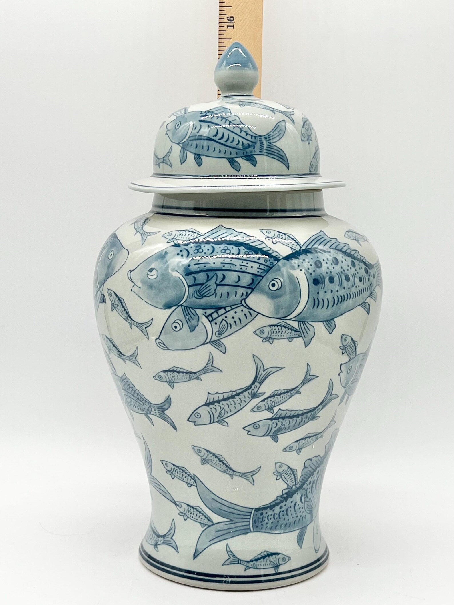 Fish Pattern Theme Ginger jar for Olokun / Jarrón de cerámica con diseño de peces para Olokun.