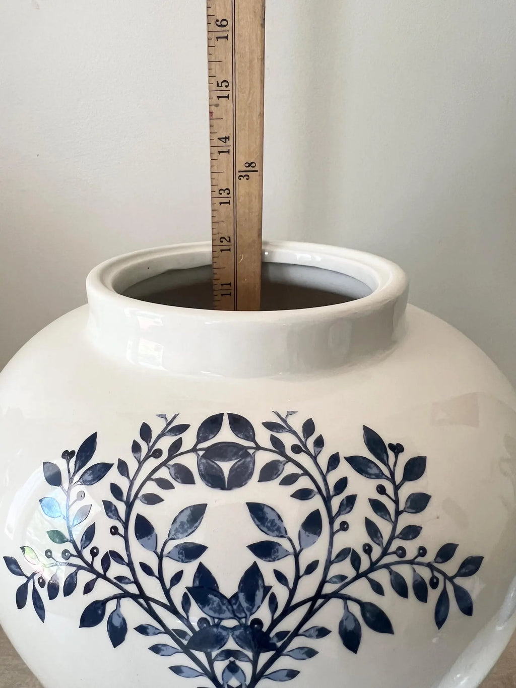 Tinaja Banca con diseño floral minimalista para Olokun o Yemaya / White Ginger Jar with Minimalist Floral Design for Olokun or Yemaya