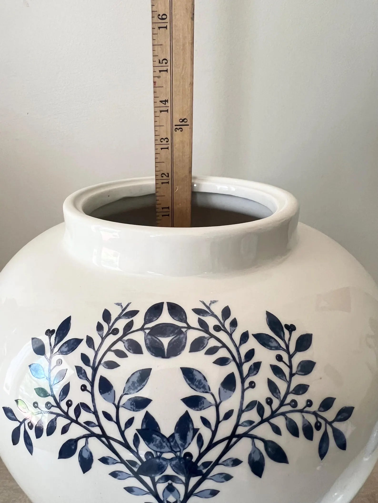 Tinaja Banca con diseño floral minimalista para Olokun o Yemaya / White Ginger Jar with Minimalist Floral Design for Olokun or Yemaya