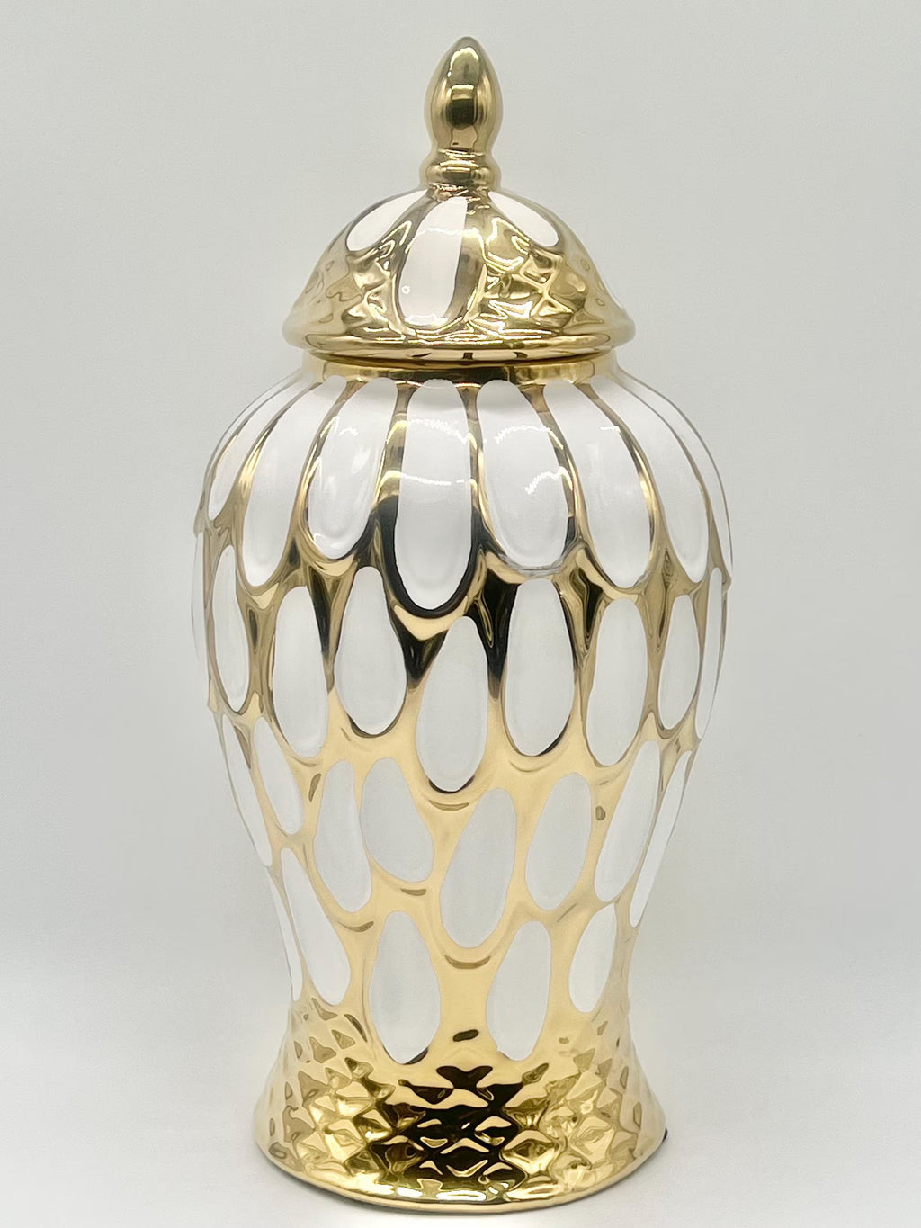White & Gold Oval Ginger Jar for Oshun / Tinaja blanca y dorada con diseño ovalado para Oshun