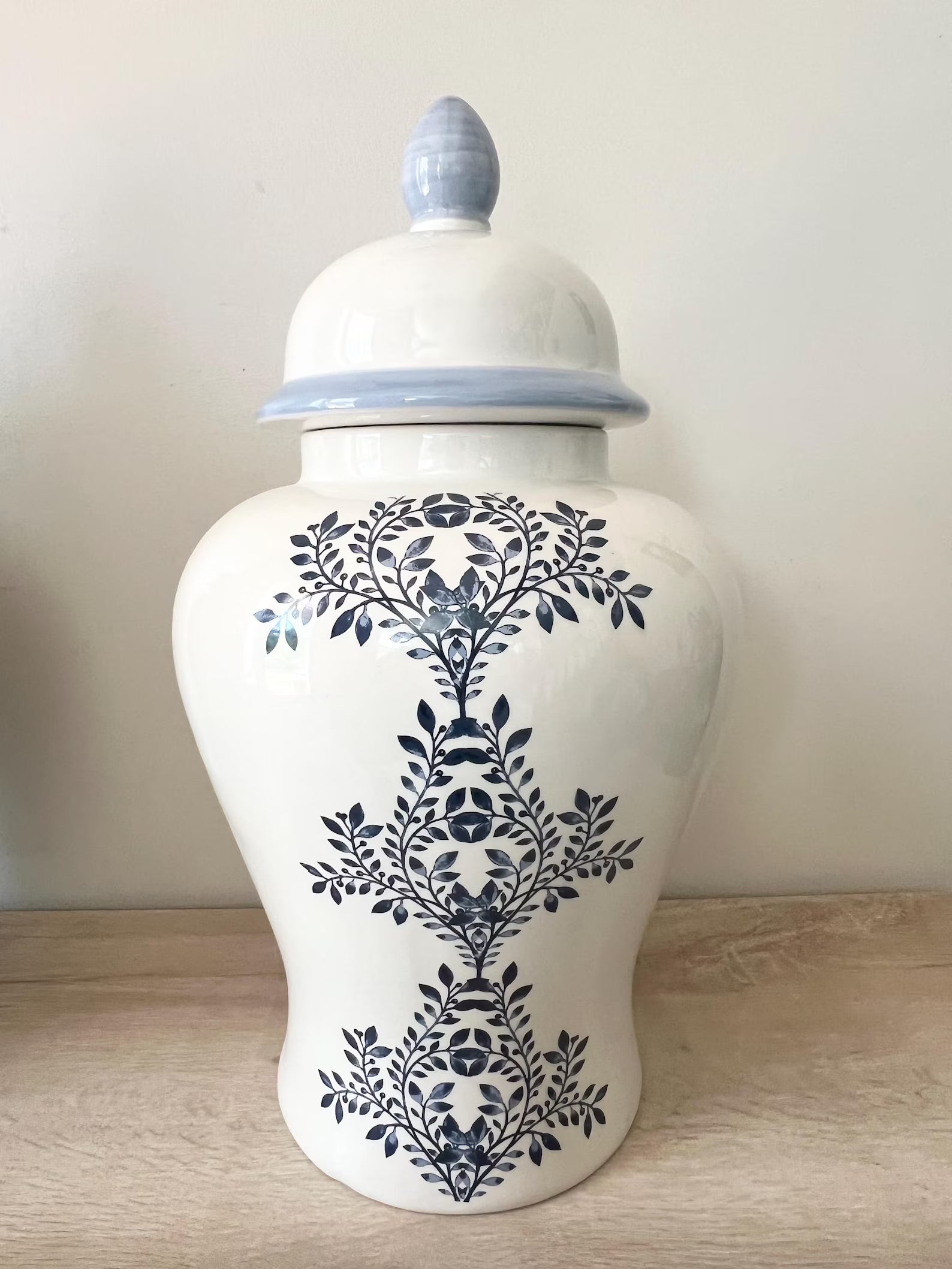 Tinaja Banca con diseño floral minimalista para Olokun o Yemaya / White Ginger Jar with Minimalist Floral Design for Olokun or Yemaya