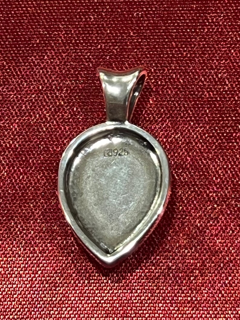 Rare Dominican White Lightning Stone Pendant: Handmade Silver Jewelry / Colgante de piedra de rayo blanco dominicano excepcional: joyería de plata hecha a mano