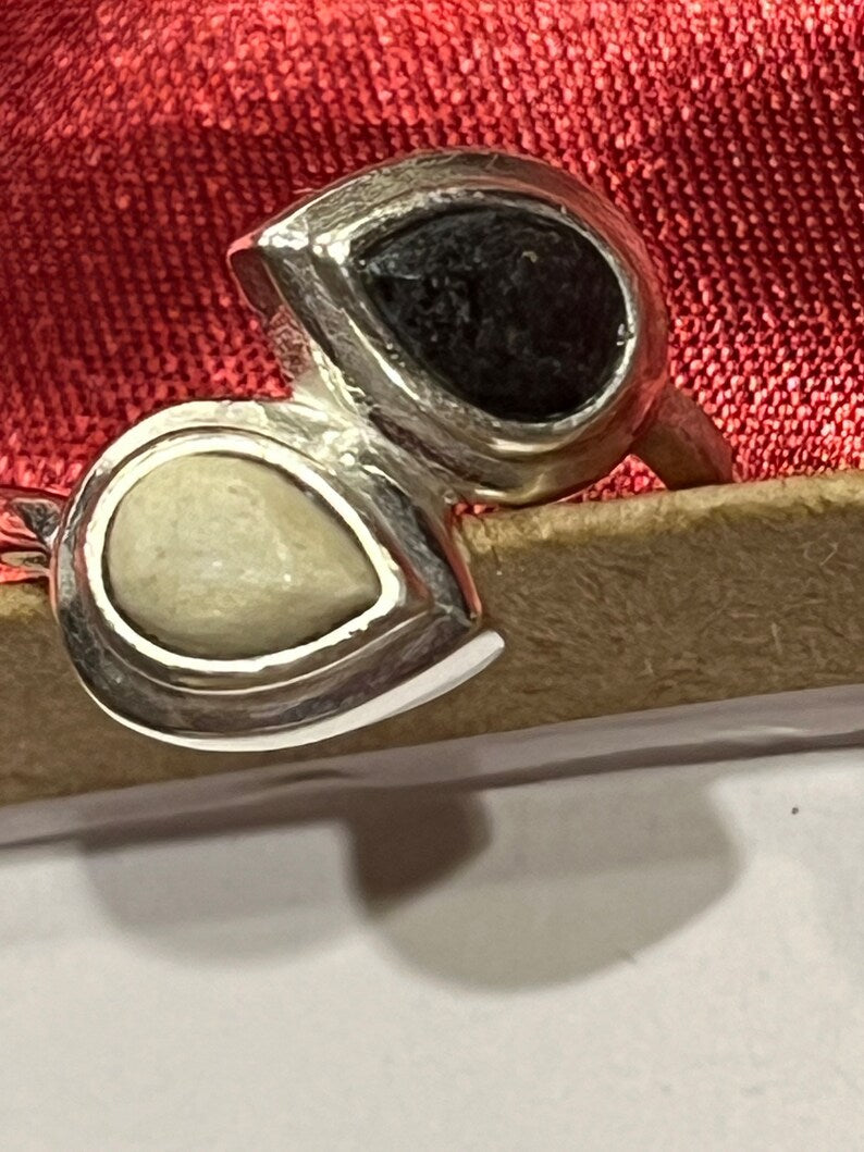 Rare Dominican White Lightning Stone Pendant: Handmade Silver Jewelry / Colgante de piedra de rayo blanco dominicano excepcional: joyería de plata hecha a mano