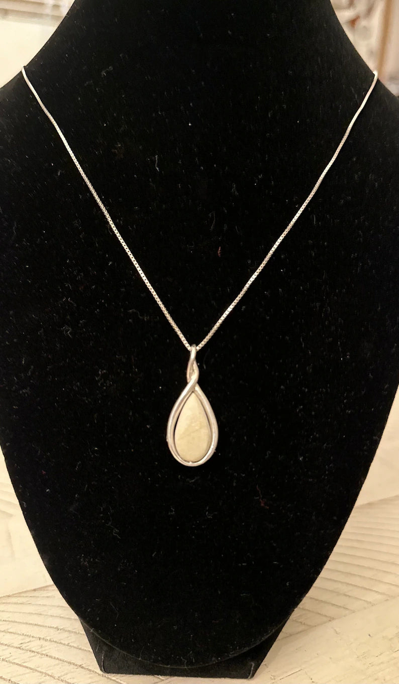 Rare Dominican White Lightning Stone Pendant: Handmade Silver Jewelry / Colgante de piedra de rayo blanco dominicano excepcional: joyería de plata hecha a mano