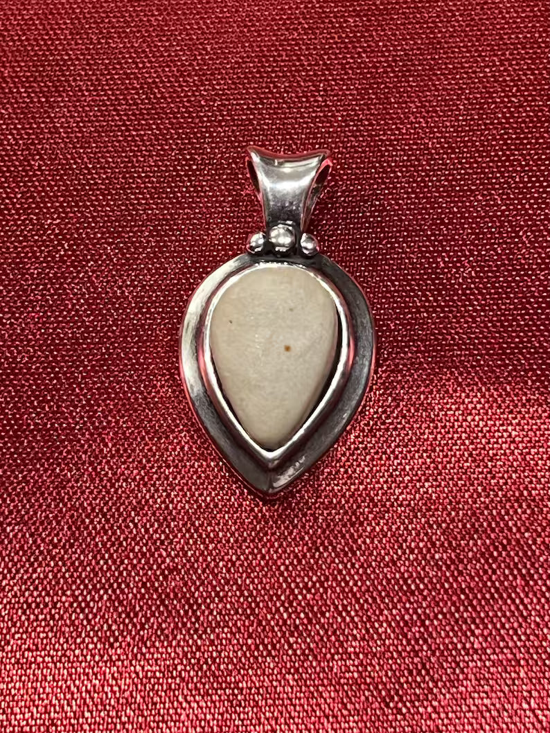 Rare Dominican White Lightning Stone Pendant: Handmade Silver Jewelry / Colgante de piedra de rayo blanco dominicano excepcional: joyería de plata hecha a mano