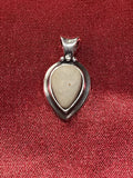 Rare Dominican White Lightning Stone Pendant: Handmade Silver Jewelry / Colgante de piedra de rayo blanco dominicano excepcional: joyería de plata hecha a mano