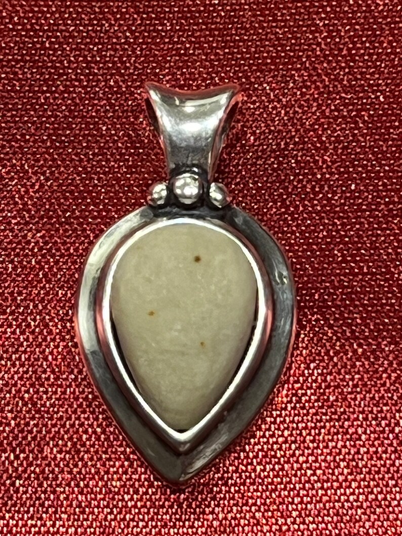 Rare Dominican White Lightning Stone Pendant: Handmade Silver Jewelry / Colgante de piedra de rayo blanco dominicano excepcional: joyería de plata hecha a mano