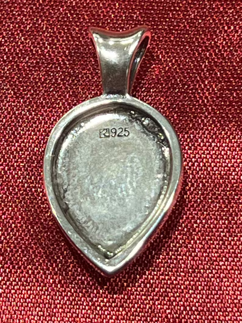 Rare Dominican White Lightning Stone Pendant: Handmade Silver Jewelry / Colgante de piedra de rayo blanco dominicano excepcional: joyería de plata hecha a mano