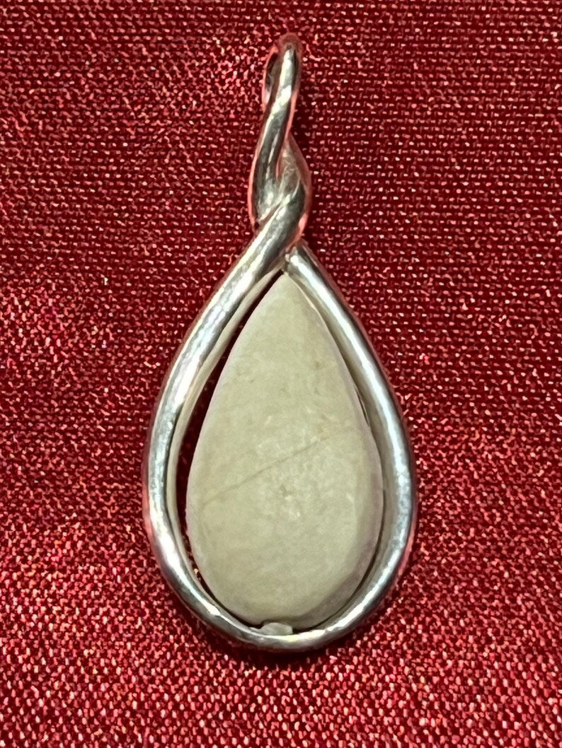 Rare Dominican White Lightning Stone Pendant: Handmade Silver Jewelry / Colgante de piedra de rayo blanco dominicano excepcional: joyería de plata hecha a mano