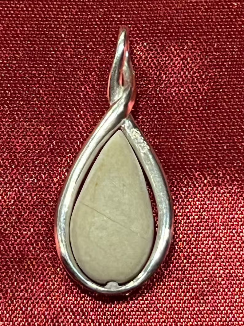 Rare Dominican White Lightning Stone Pendant: Handmade Silver Jewelry / Colgante de piedra de rayo blanco dominicano excepcional: joyería de plata hecha a mano