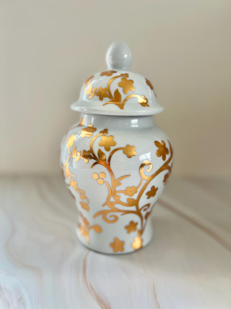 White Ginger Jars with gold floral patterns for Oshun / Tinajas Blancas con florales dorados para Oshun