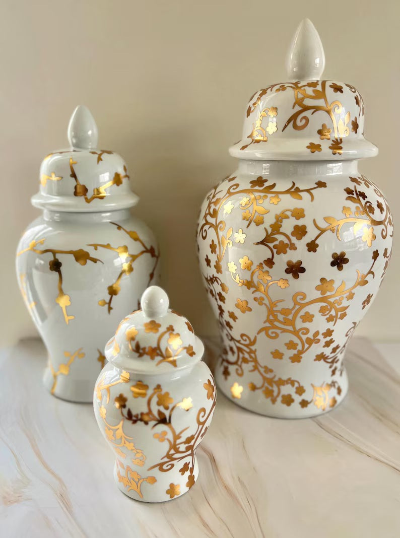 White Ginger Jars with gold floral patterns for Oshun / Tinajas Blancas con florales dorados para Oshun