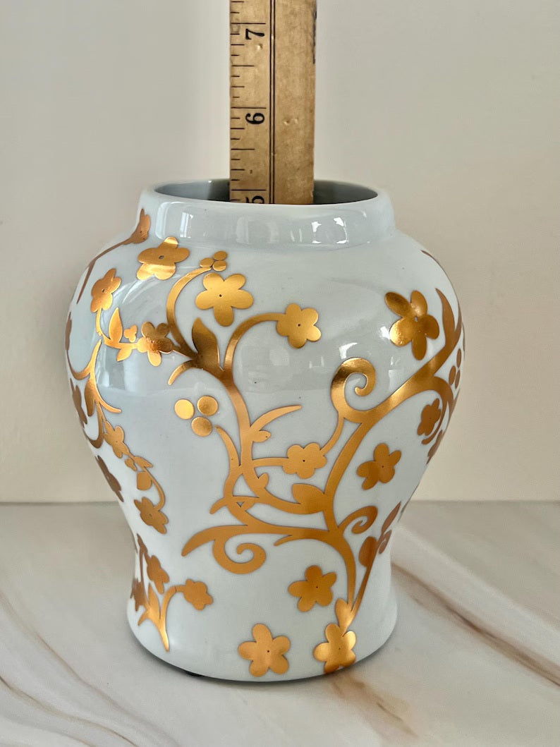 White Ginger Jars with gold floral patterns for Oshun / Tinajas Blancas con florales dorados para Oshun