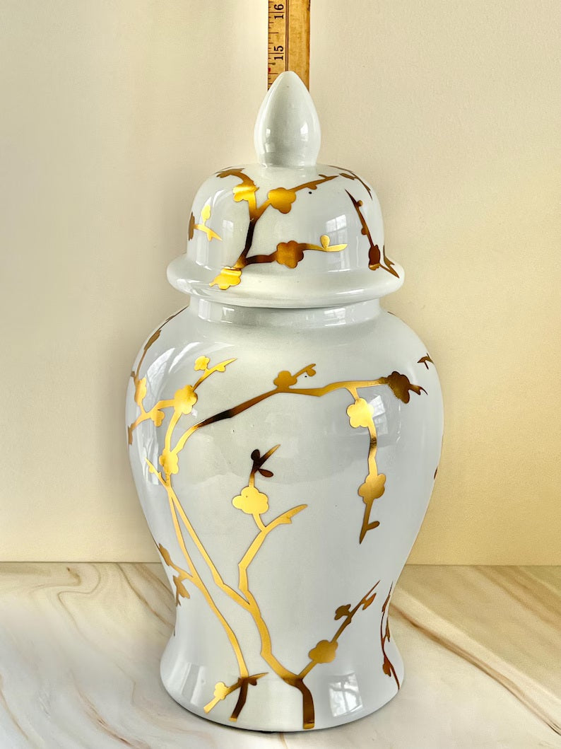 White Ginger Jars with gold floral patterns for Oshun / Tinajas Blancas con florales dorados para Oshun