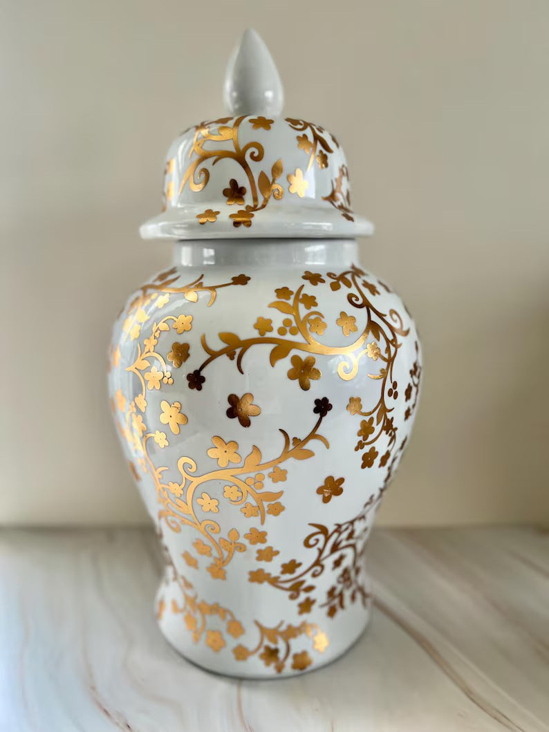 White Ginger Jars with gold floral patterns for Oshun / Tinajas Blancas con florales dorados para Oshun