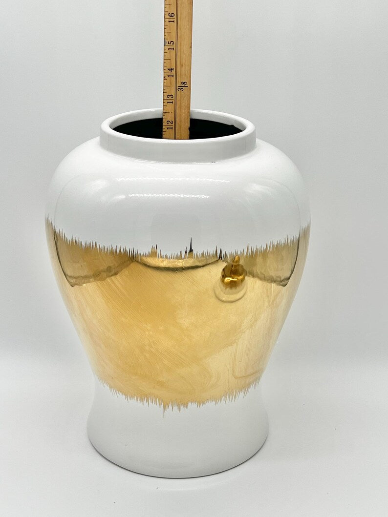 White Ceramic with gold accents Ginger Jar for Oshun / Tinaja blanca con detalles dorado para Oshun