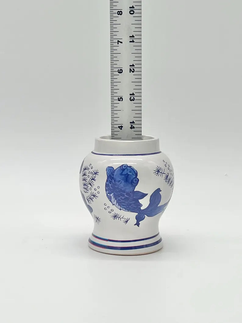 White Ceramic jar with blue floral patterns / Tinaja blanca con motivos florales azules