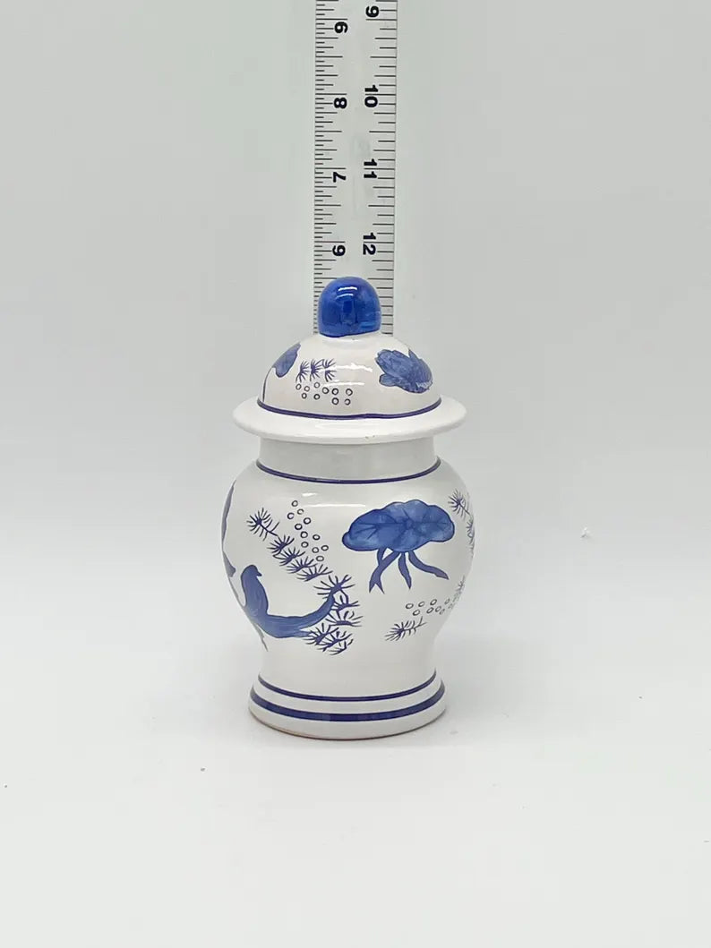 White Ceramic jar with blue floral patterns / Tinaja blanca con motivos florales azules