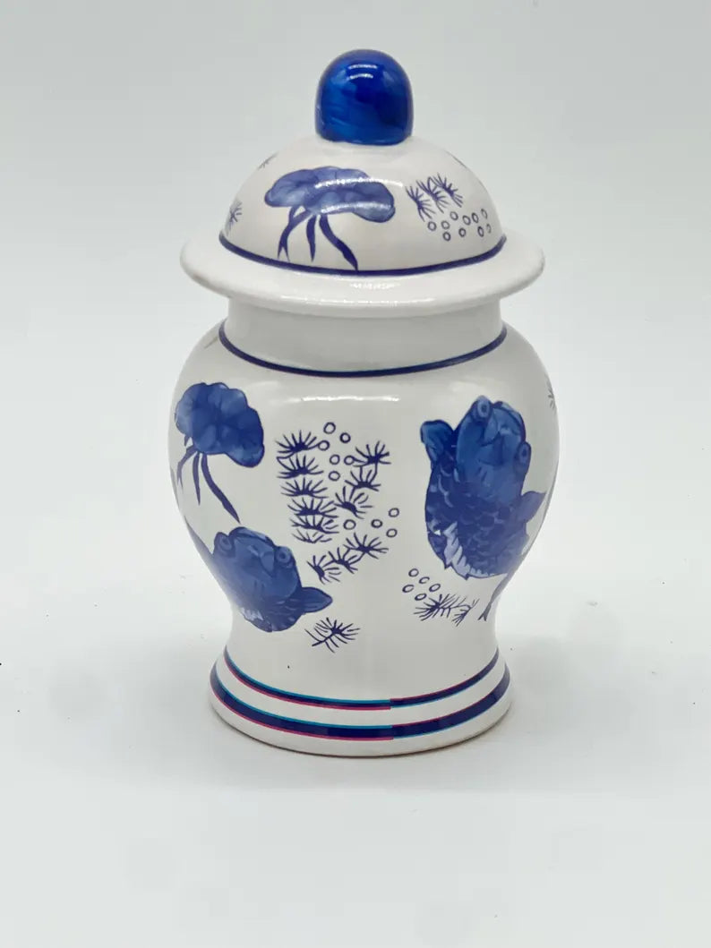 White Ceramic jar with blue floral patterns / Tinaja blanca con motivos florales azules