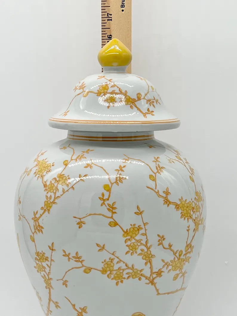 White & Yellow Large Ceramic Tinaja for Oshun / Grande Tinaja de Cerámica Blanco y Amarillo para Oshun