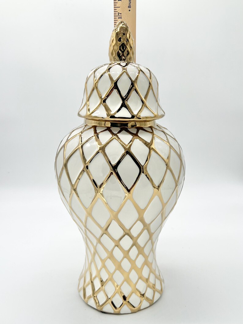White & Gold Ginger Jar with Lattice design for Oshun / Tinaja blanca y dorado con diseño de celosía para Oshun