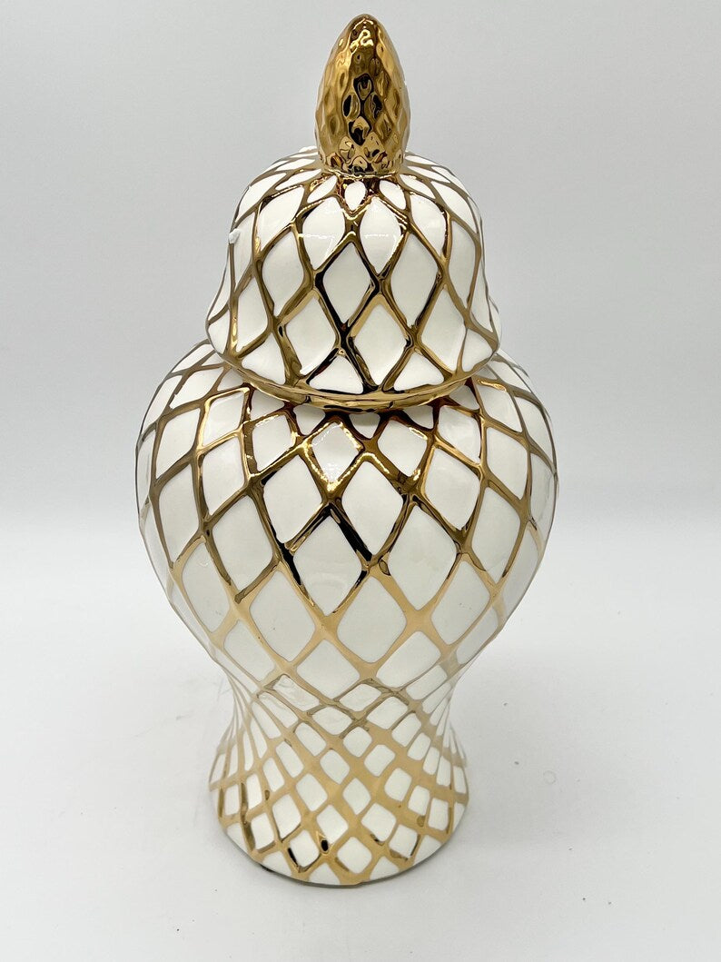 White & Gold Ginger Jar with Lattice design for Oshun / Tinaja blanca y dorado con diseño de celosía para Oshun