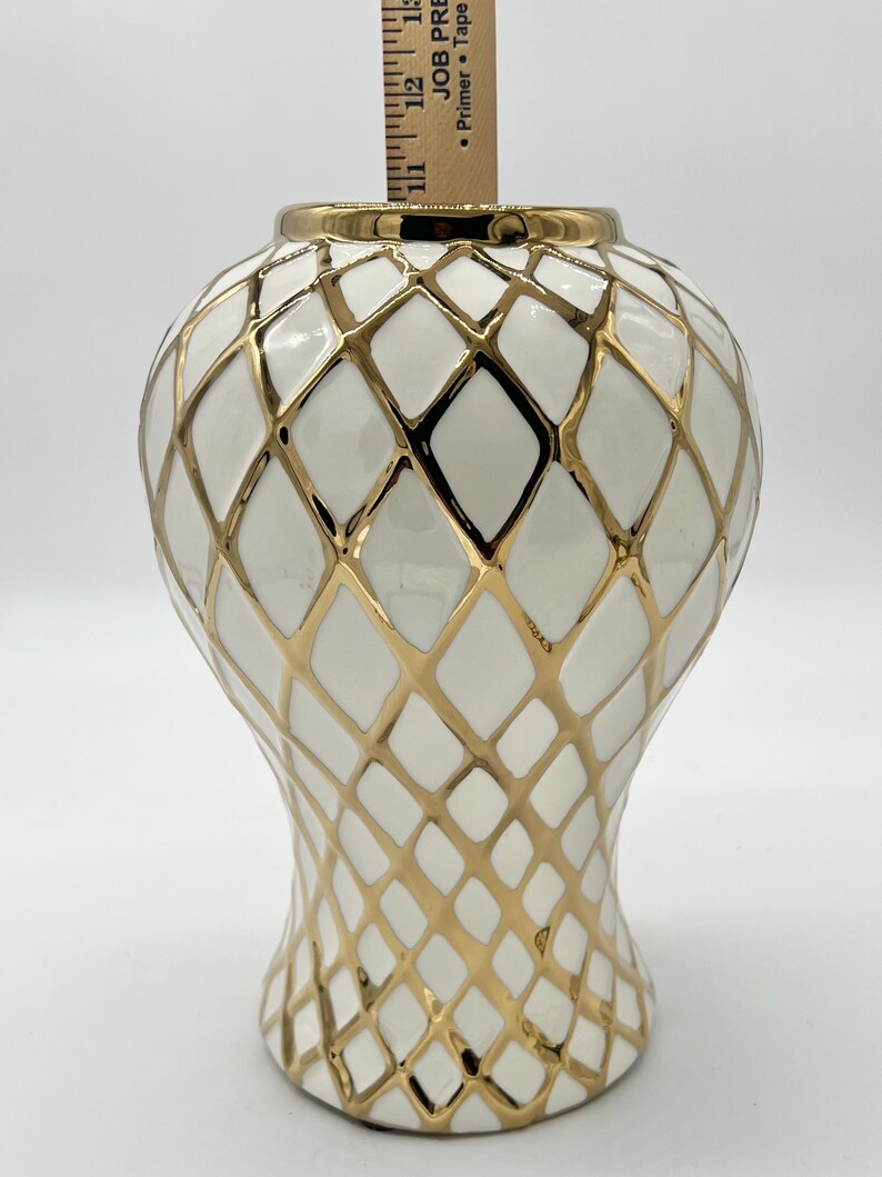 White & Gold Ginger Jar with Lattice design for Oshun / Tinaja blanca y dorado con diseño de celosía para Oshun