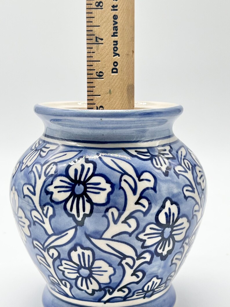 Blue & White Ceramic Tinaja / Tinaja de Cerámica Azul & Blanca