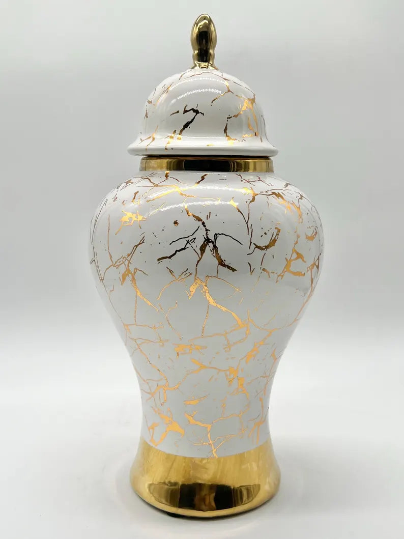 White Ginger Jar with Gold Marble Design / Tinaja blanca con diseño mármol dorado