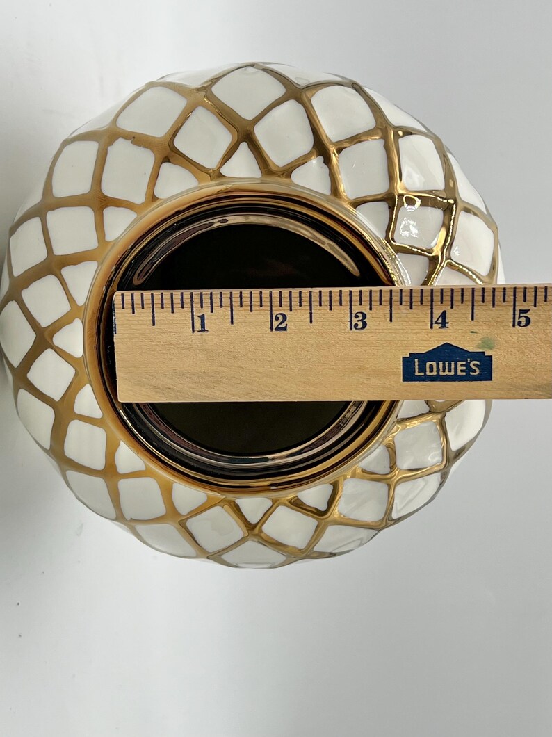 White & Gold Ginger Jar with Lattice design for Oshun / Tinaja blanca y dorado con diseño de celosía para Oshun