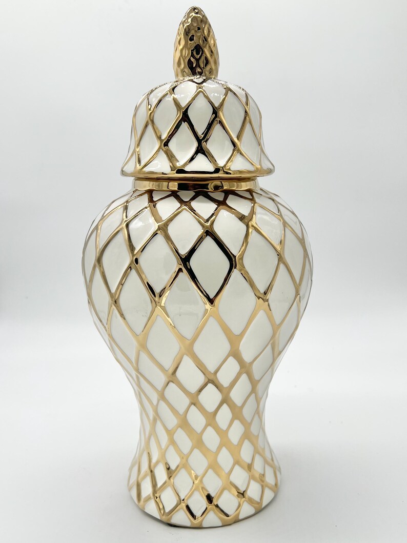 White & Gold Ginger Jar with Lattice design for Oshun / Tinaja blanca y dorado con diseño de celosía para Oshun