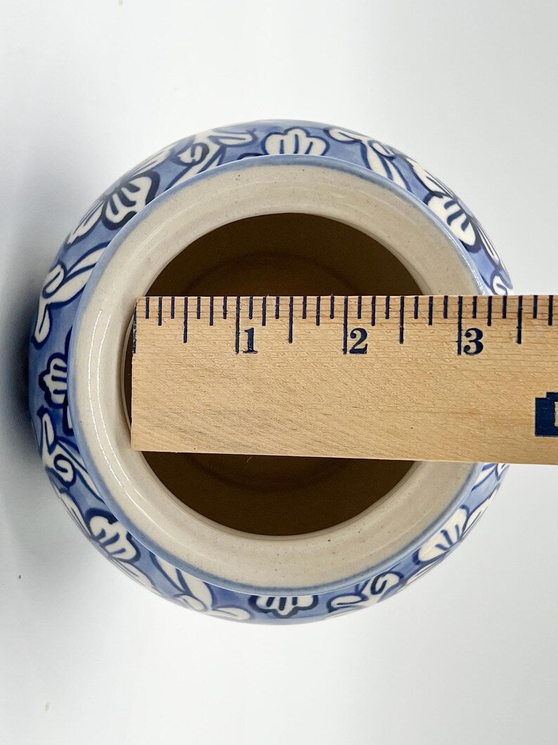 Blue & White Ceramic Tinaja / Tinaja de Cerámica Azul & Blanca