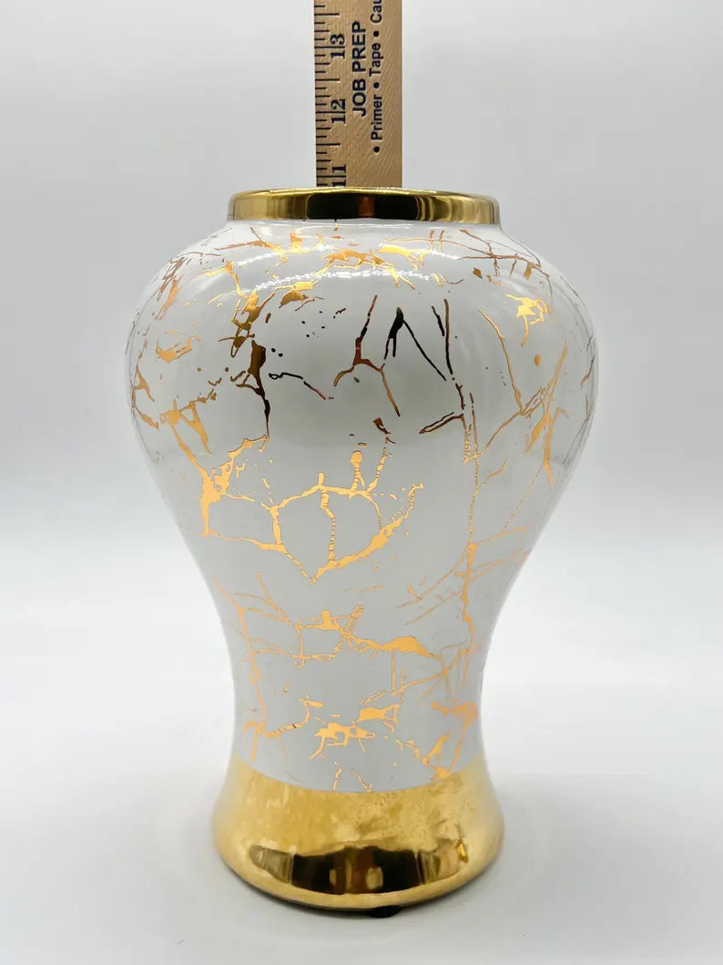 White Ginger Jar with Gold Marble Design / Tinaja blanca con diseño mármol dorado