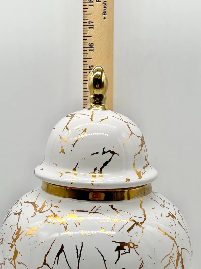 White Ginger Jar with Gold Marble Design / Tinaja blanca con diseño mármol dorado