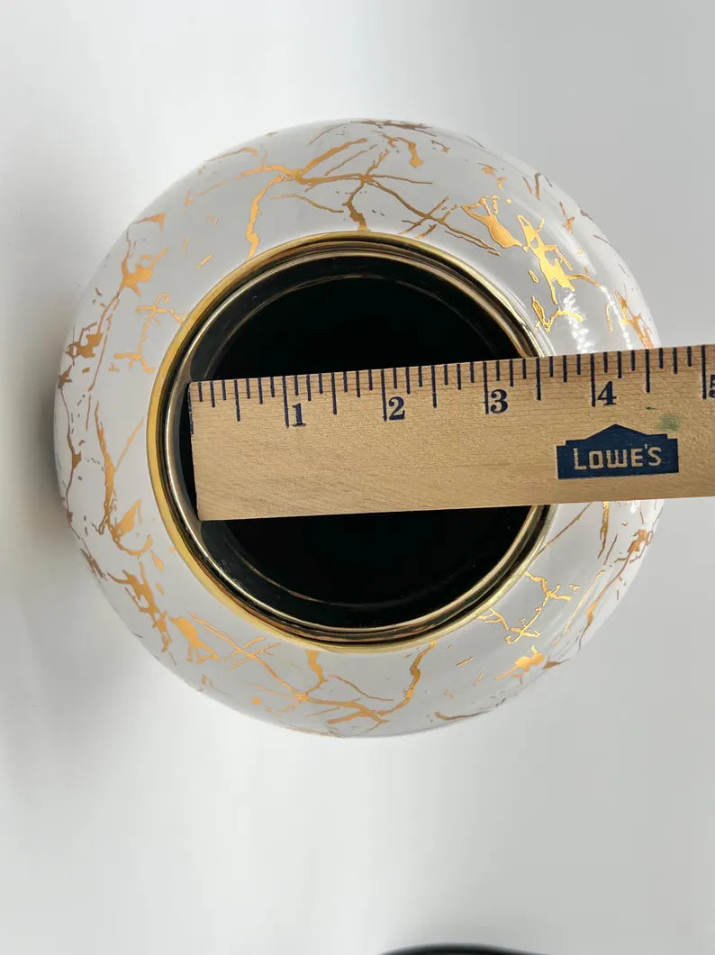 White Ginger Jar with Gold Marble Design / Tinaja blanca con diseño mármol dorado