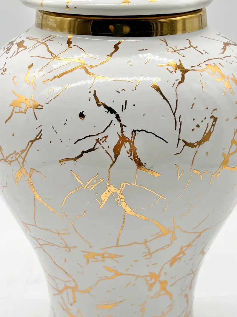 White Ginger Jar with Gold Marble Design / Tinaja blanca con diseño mármol dorado