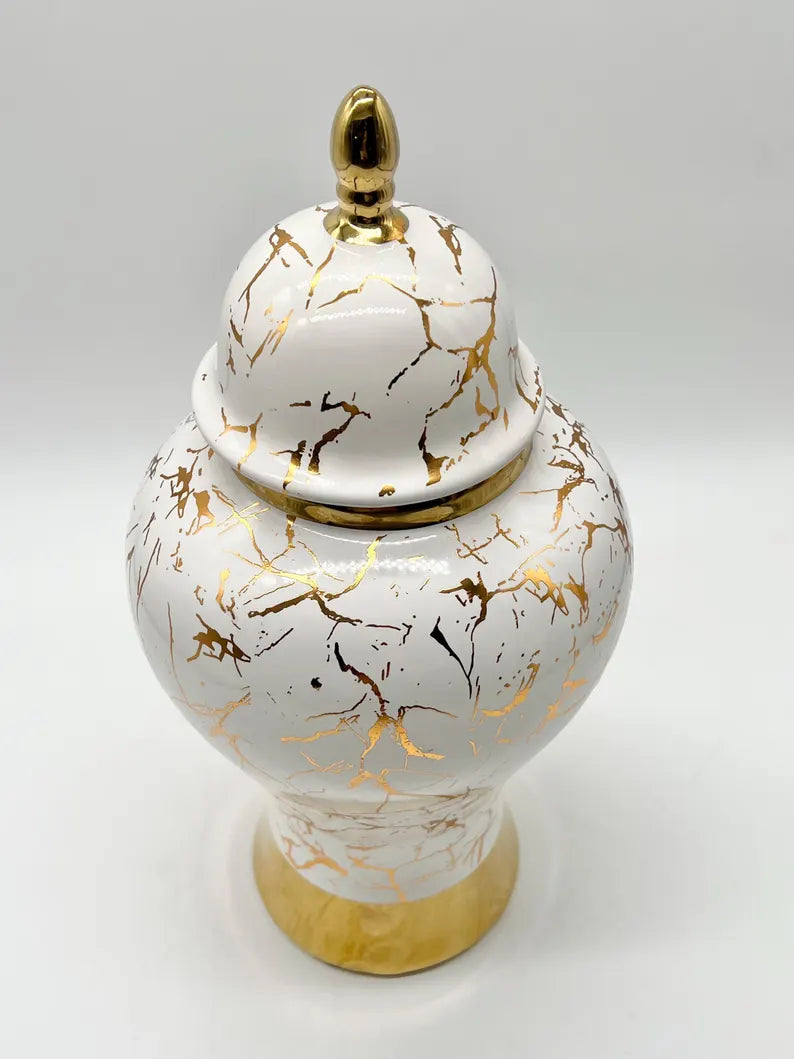 White Ginger Jar with Gold Marble Design / Tinaja blanca con diseño mármol dorado