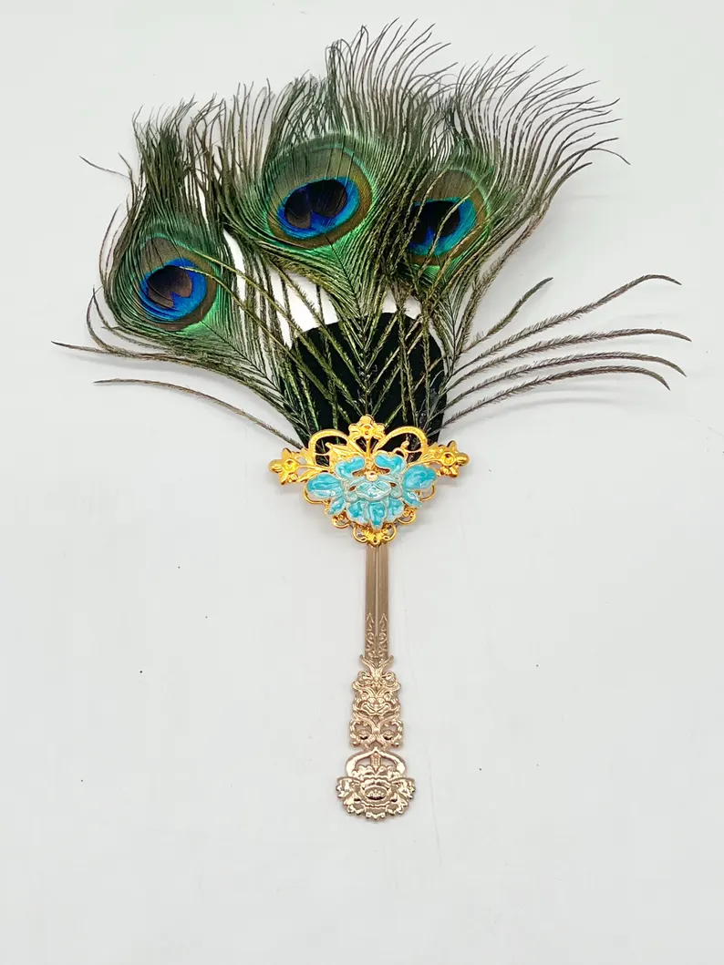 11 inch Elegant Oshun Peacock Feather Fan / Abanico elegante de 11 pulgadas con plumas de pavo real de Oshun.