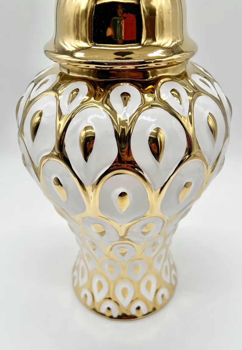 Gold and White Pattern Ginger Jar for Oshun / Tinaja dorada y blanca con patrón para Oshun